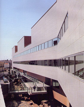  La imagen de la fachada trasera muestra los accesos situados a norte y el acristalamiento de los corredores que interconectan todo el edificio.