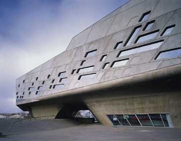 Phaeno Science Center en Wolfsburg, Alemania (Zaha Hadid, 2005). El HAC se utilizó tanto en las piezas prefabricadas de fachada como en la plataforma inferior in situ