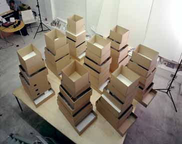  El gesto aparentemente casual de amontonar cajas de diferentes tamaños responde al concepto espacial japonés denominado ganko, por el que el espacio se ordena como un proceso aditivo, tradicionalmente en horizontal y en el Museo, en vertical.