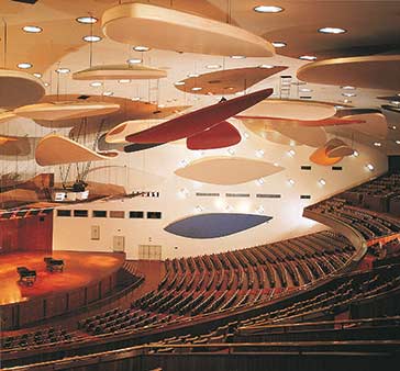 El Aula Magna de la Ciudad Universitaria de Caracas de Carlos Raúl Villanueva (1952-1953), con las nubes acústicas concebidas por Alexander Calder.