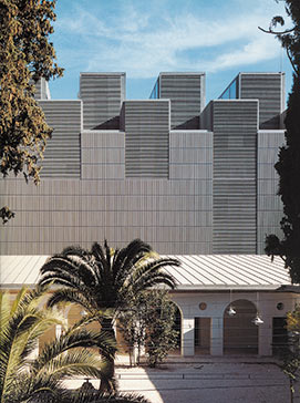 Fachada con paneles y lamas de ventilación realizados en fundición de aluminio reciclado. Museo de Bellas Artes en Castellón. L. Moreno Mansilla y Emilio Tuñón, 2000.