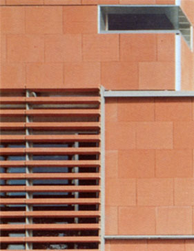  En la Casa Teresa (2001) Pich-Aguilera Arquitectos coloca las piezas de tabiquería y las de paramentos externos, como fachada ventilada y como lamas brise-soleil, respectivamente.