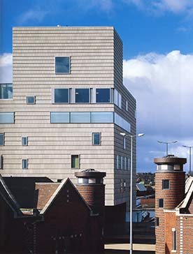  Inspirados por la arquitectura industrial del entorno los autores, Caruso St John Architects, se decantaron por una fachada cerámica. 