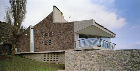 Alzado oeste de la casa Cabaní en Castellar de N’Hug, Barcelona.