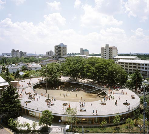 La planta de la escuela proviene de escanear un dibujo hecho a mano. No es oval, por lo que no hay centros geométricos.