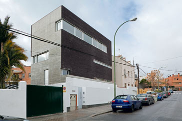  El muro de la casa existente se pinta de blanco con lo que se subraya su papel de soporte de la nueva construcción.