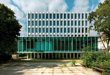  En la fachada se desarrollaron dos tipos de muro cortina, en la planta baja y en el volumen de oficinas, con los montantes exteriores, y en el volumen del centro de convenciones, con los montantes interiores.