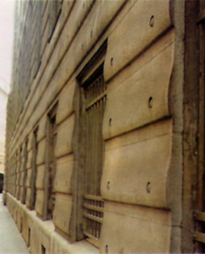 La Postparkasse o Caja Postal de Ahorros de Viena (1904-1912) es el edificio clave de este período y del nuevo sistema constructivo de fachadas de piedra colgadas y no sustentantes.