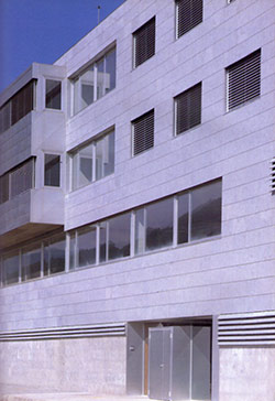 La fachada ventilada de placas de piedra se basa en un tipo constructivo conocido como "rain screen", que a su vez está inspirado en las construcciones tradicionales noruegas de madera.