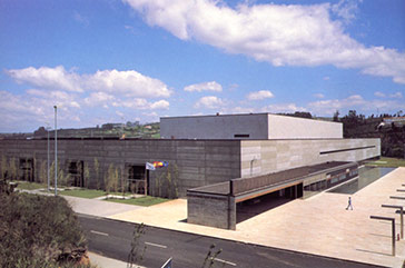  El núcleo del proyecto es la gran sala central que se ancla al terreno y atraviesa la cubierta para afirmar su presencia desde el exterior.