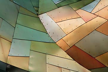 Despiece irregular de chapas de distintos tonos en el Experience Music Project de Seattle de F. Gehry, 2000.