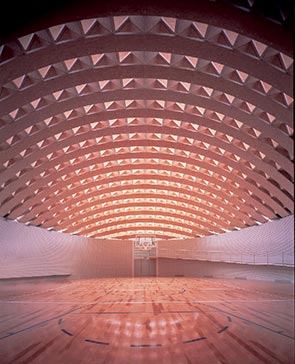 Es la propia estructura, concebida como una adición de arcos triangulados, la que va a definir las envolventes exterior e interior de la cubierta.