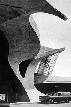 El hormigón como riqueza expresiva, conjunto de posibilidades formales y reflejo de la tecnología de una época: Eero Saarinen, terminal de la TWA, aeropuerto Kennedy, Nueva York, 1962.