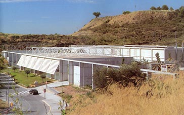 En el polideportivo las gradas son continuación del espacio previo, y se limitan a uno solo de los lados, dejando abierto al máximo la fachada opuesta.