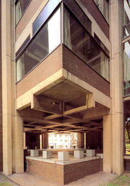  Louis Kahn, A. Komendant, laboratorios Richard, Universidad de Pennsylvania, Filadelfia, 1961.