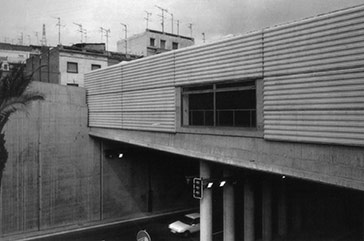 Los edificios del centro de Nou Barris están formados por pocos elementos bien definidos, básicamente estructura y cerramiento resueltos con piezas de hormigón prefabricadas.