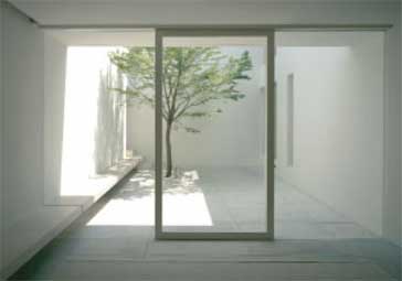 La luz reflejada en un patio de color claro puede ser una importante fuente de luz natural. Casa Tetsuka en Tokio. John Pawson, 2005