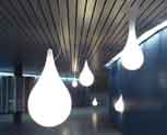 Colección de luminarias globulares con difusor de polietileno.