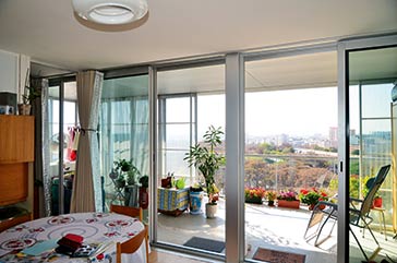  Las terrazas actúan como regulador climático de las viviendas mediante paneles deslizantes y cortinas térmicas. 