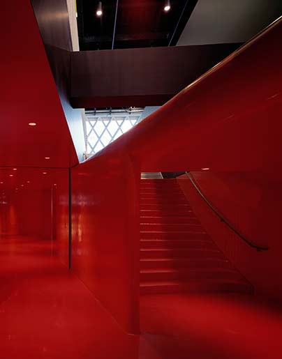  Biblioteca Central de Seattle, planta de conferencias. OMA, 2004. Recubrimiento integral de pintura roja de alto brillo de poliuretano.