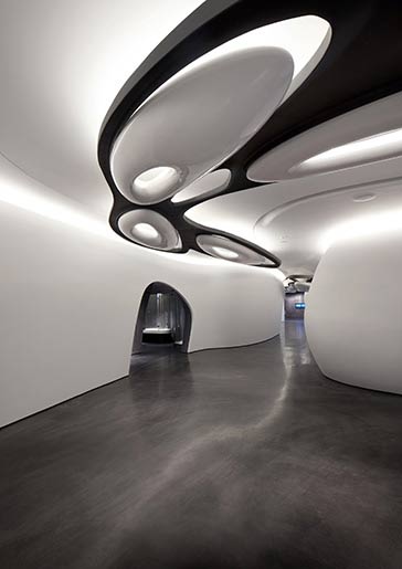  Interior del Roca London Gallery de Zaha Hadid (Londres, 2011), realizada con placas de mineral y resina acrílica soldadas entre sí.