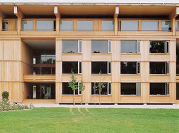 El edificio forma parte de un proyecto de ampliación de la antigua escuela e integra algunas edificaciones preexistentes.