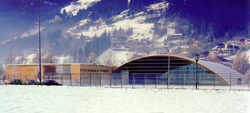 El Centro de ocio Zell am Ziller aplica un original concepto estructural: una cáscara portante formada a base de de tableros de madera, sobre arcos de madera laminada