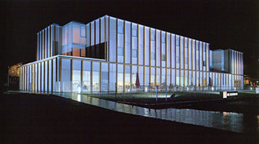 Vista nocturna de la fachada principal (oeste).