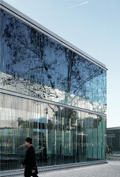  La colocación en canto de las casi ocho mil láminas de vidrio que forman el muro de fachada produce todo tipo de efectos ópticos.