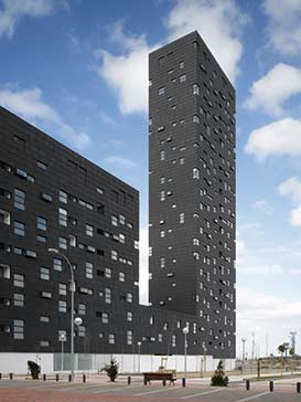  El edificio tiene una planta rectangular de 75 x 12,35 m que se descompone en altura en dos cuerpos de 22 y 8 plantas y comparten zócalo de dos plantas más baja.