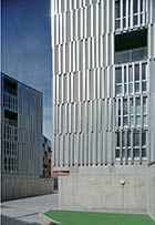  Un cerramiento de lamas de aluminio anodizado de 18 cm de anchura envuelve la fachada.