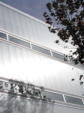  Fachada ventilada de planchas alveolares de policarbonato en la rehabilitación de un edificio de oficinas de Pich-Aguilera Arquitectos, Barcelona 2005.