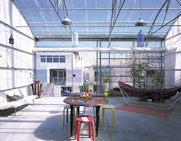  En las viviendas de Mulhouse los módulos concebidos como "jardines de invierno" están cerrados por grandes paneles de policarbonato, fijos y deslizantes.
