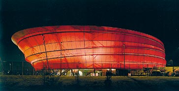 El auditorio Zenith se envuelve con una piel de fibra de vidrio y silicona. El auditorio Zenith se envuelve con una piel de fibra de vidrio y silicona.