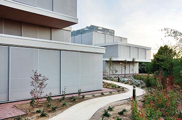   Las instalaciones del complejo se han diseñado con criterios de máxima sostenibilidad. El edificio de aljibes alberga tres depósitos, uno para el agua de pluviales destinada a riego.