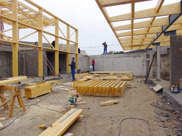  Los elementos de la estructura de cubierta quedan vistos desde abajo, a modo de artesonado.