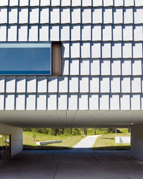  Las ventanas del edificio están formadas por planos lisos de vidrio sin carpintería y en algún caso un elemento practicable de ventilación de madera de cedro.