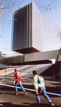 Uno de los rasgos más significativos de la Torre Castelar es el halo de vidrio que la envuelve.