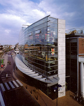 Los grandes almacenes Vanderveen en la ciudad holandesa de Assen, Architectuurstudio Herman Hertzberger.